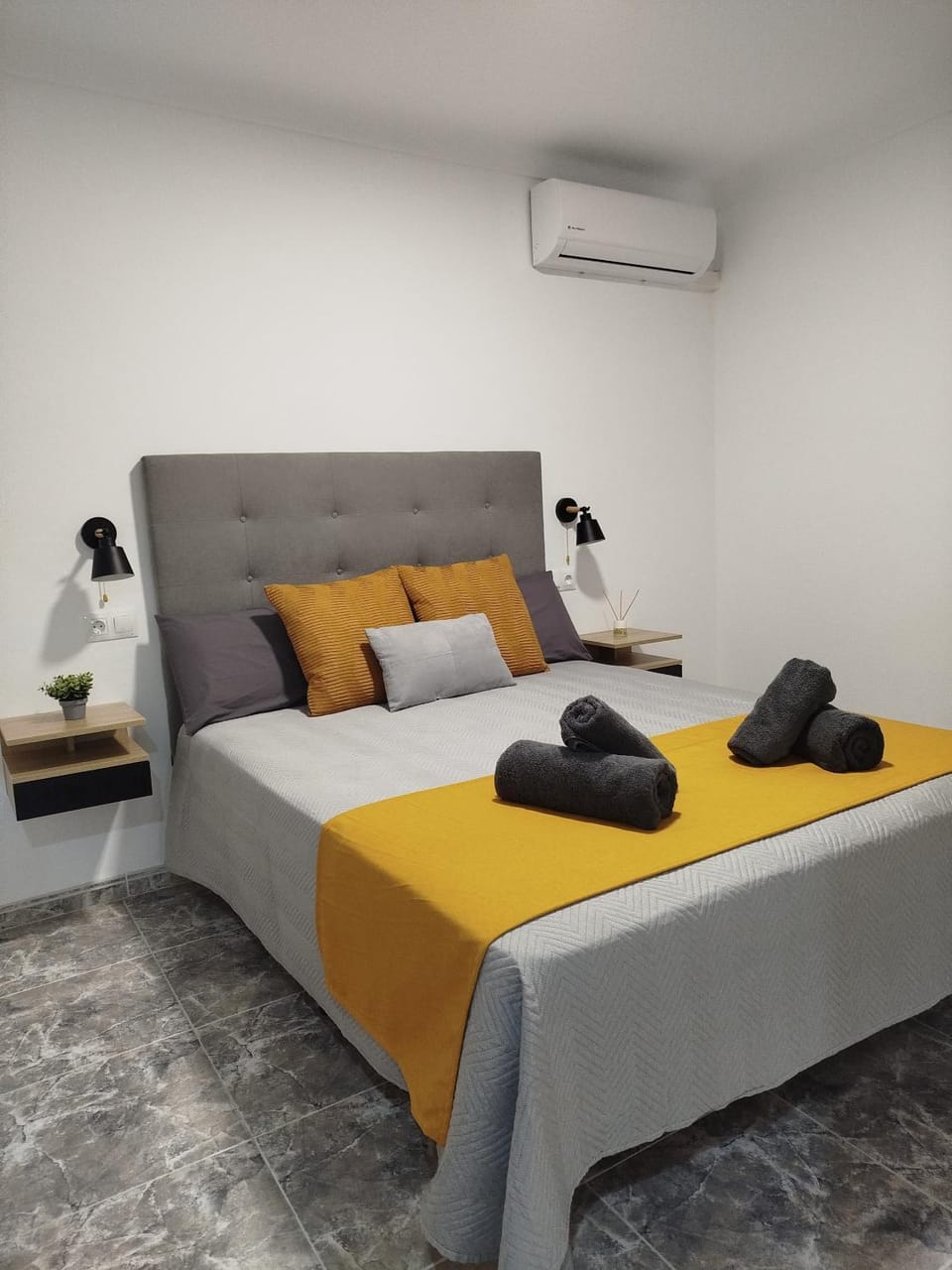 Bed, Photo of the whole room, Bedroom, air conditioner