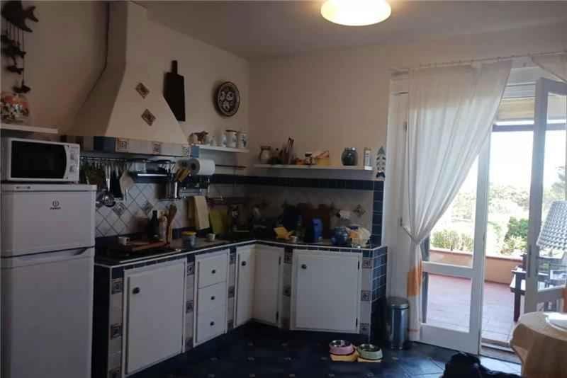 Dining area, microwave