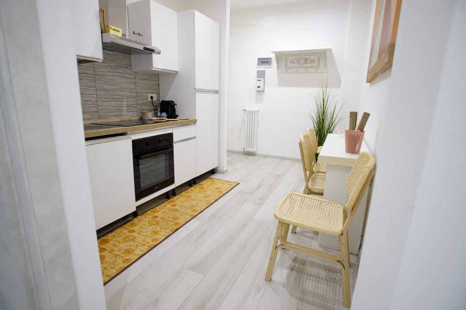 Kitchen or kitchenette, Dining area, oven, stove