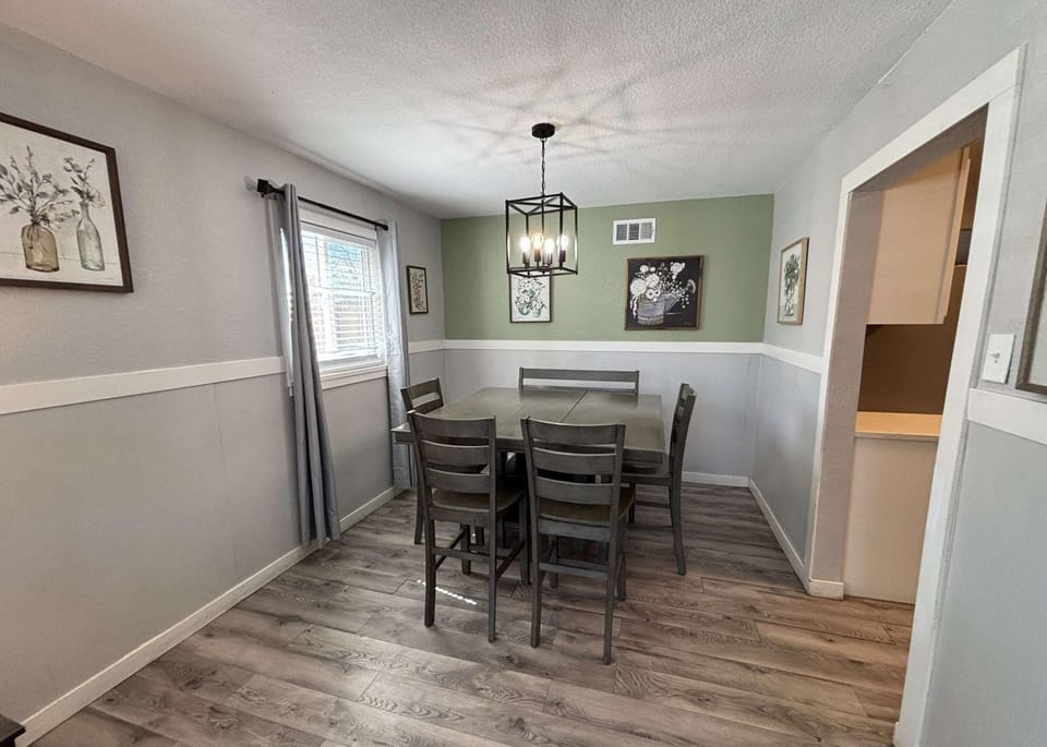 Modern Family Home with Three King Beds Near VA & Anschutz House in Aurora