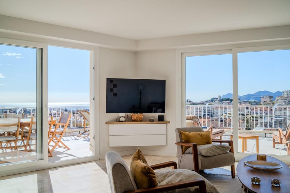 Appartement avec terrasse et vue mer Apartment in Cannes