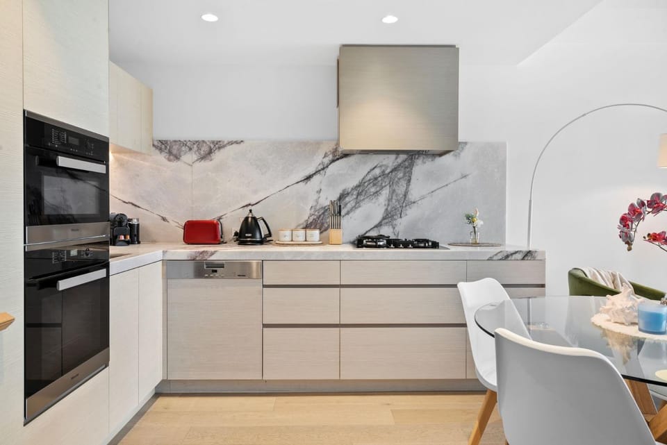Kitchen or kitchenette, dishwasher, oven