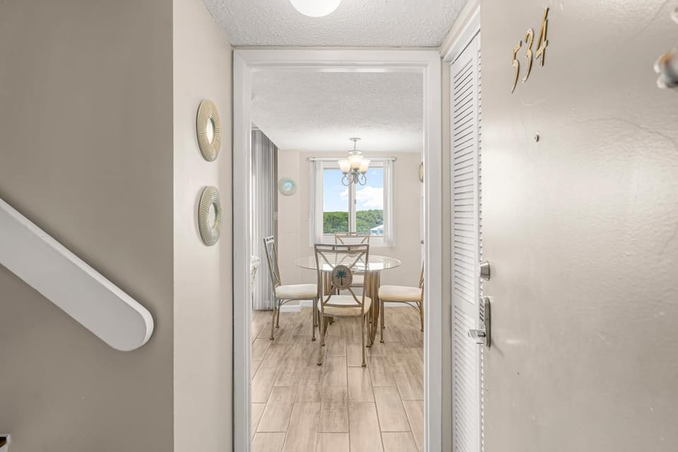 Facade/entrance, Dining area, Lake view