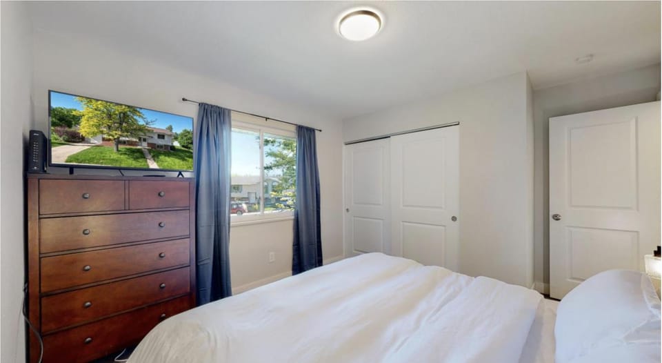 Bed, TV and multimedia, Photo of the whole room, Bedroom, wardrobe