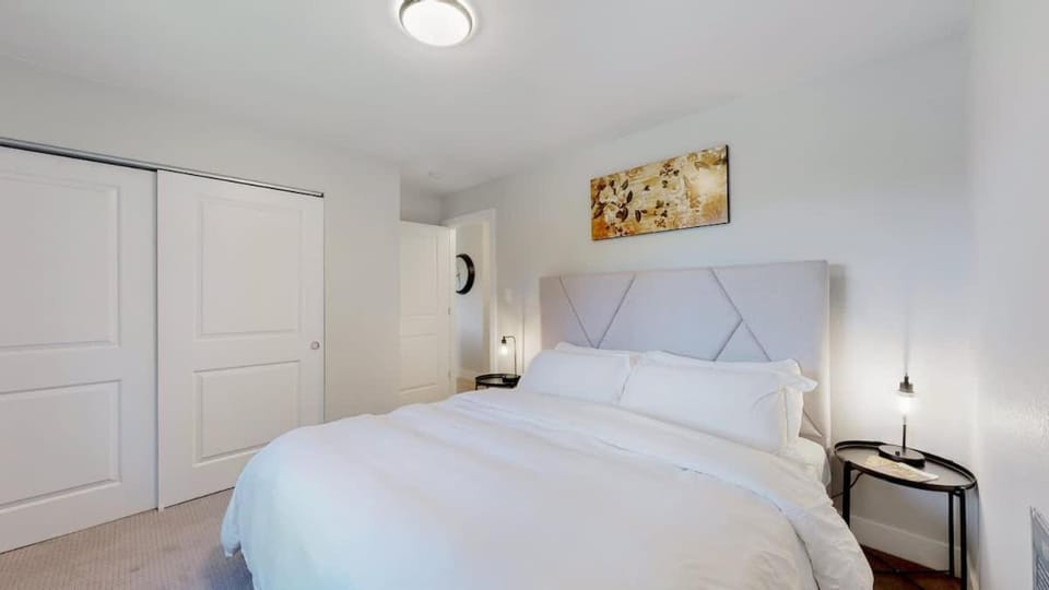 Cozy Four Bedroom Family Retreat with Yard and Air Hockey House in Centennial