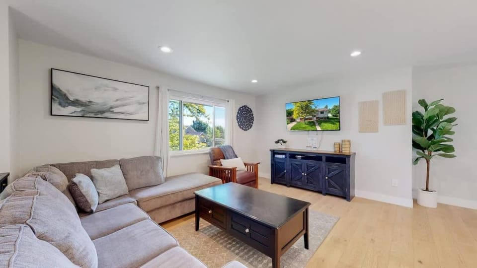 Cozy Four Bedroom Family Retreat with Yard and Air Hockey House in Centennial