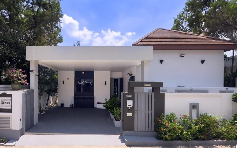Villa Arle 3 Bedrooms Private Pool Kitchen Garage Villa in Rawai