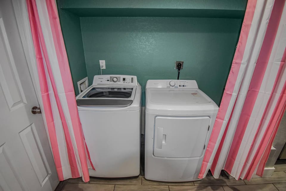 Fun and Affordable Dual Bedroom Lower Unit in Vibrant Denver House in Denver