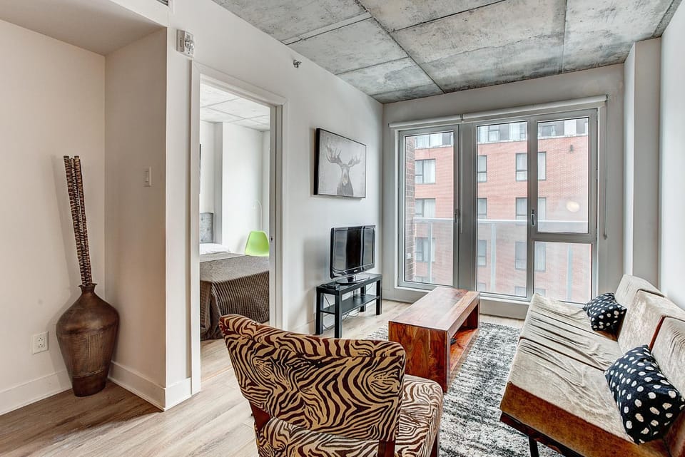 Le CINQ Apartment in Laval