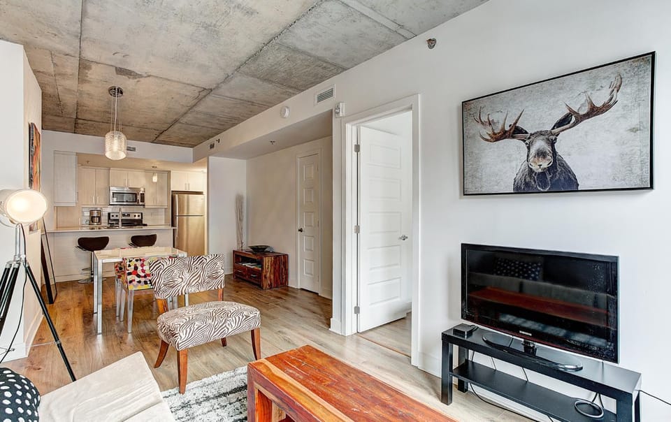 Le CINQ Apartment in Laval
