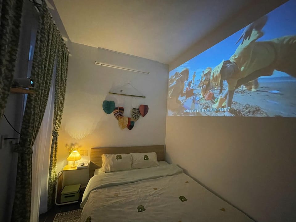 Bed, TV and multimedia, Photo of the whole room, Bedroom