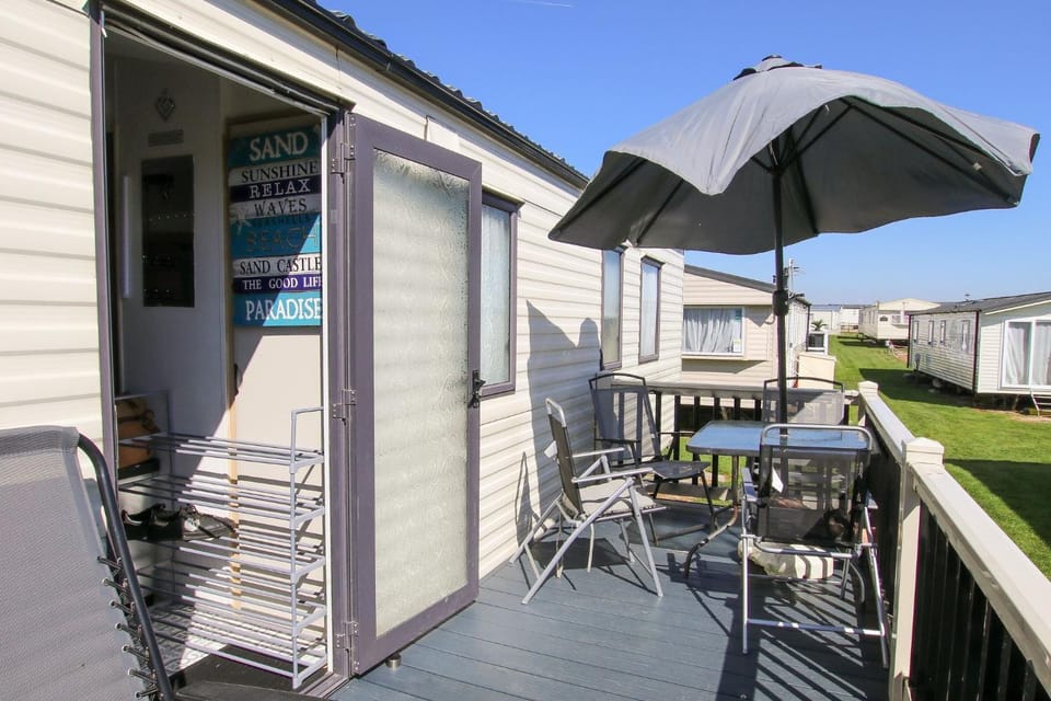 Big2vacation 2 Exclusive at new beach caravan holiday free parking wifi gaming chair swimming pool decking fun activities games food facilities club house arcade walk to beach House in Dymchurch