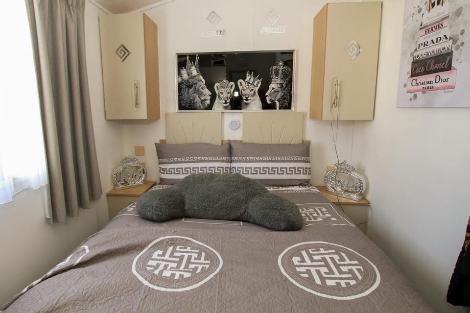 Big2vacation 2 Exclusive at new beach caravan holiday free parking wifi gaming chair swimming pool decking fun activities games food facilities club house arcade walk to beach House in Dymchurch