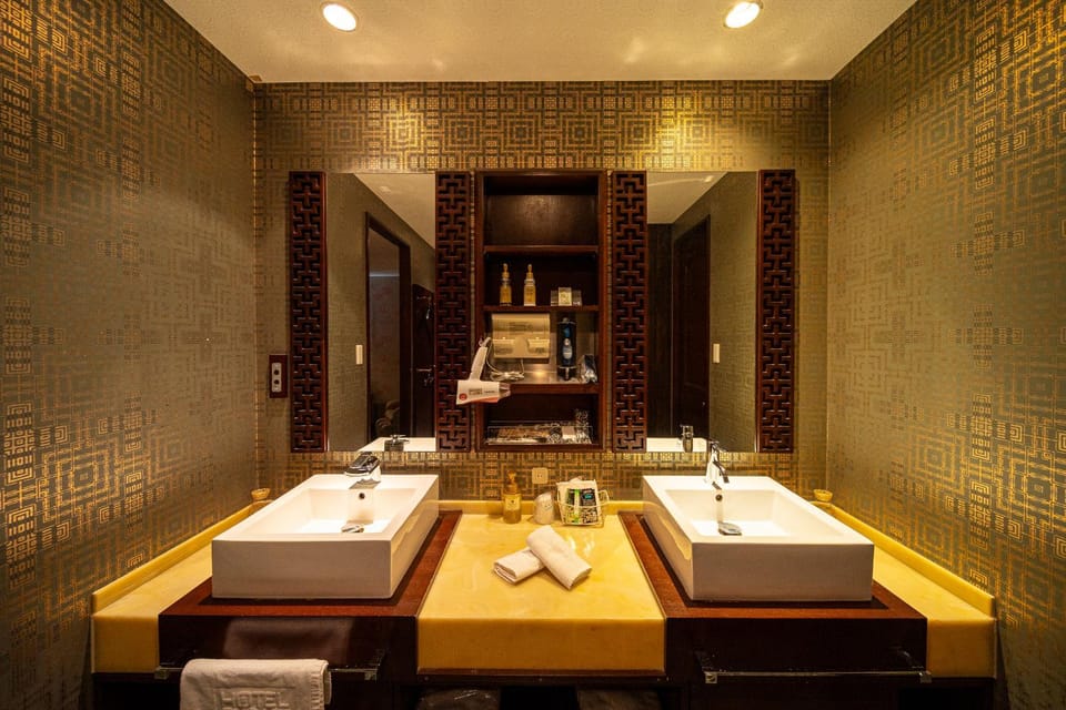 Photo of the whole room, towels