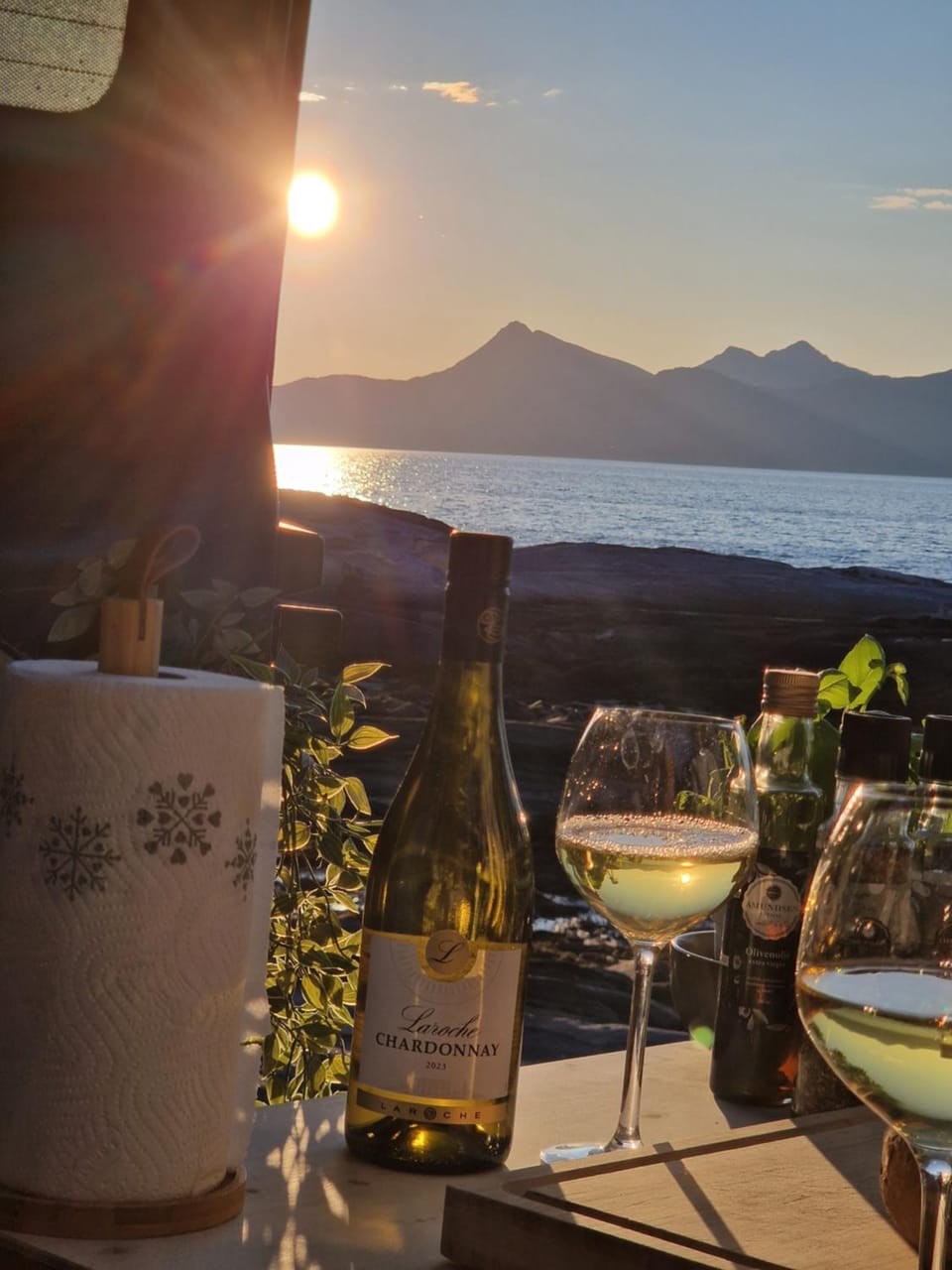 Day, Natural landscape, Food and drinks, Dining area, Lake view, Mountain view, Sea view, Drinks, Alcoholic drinks