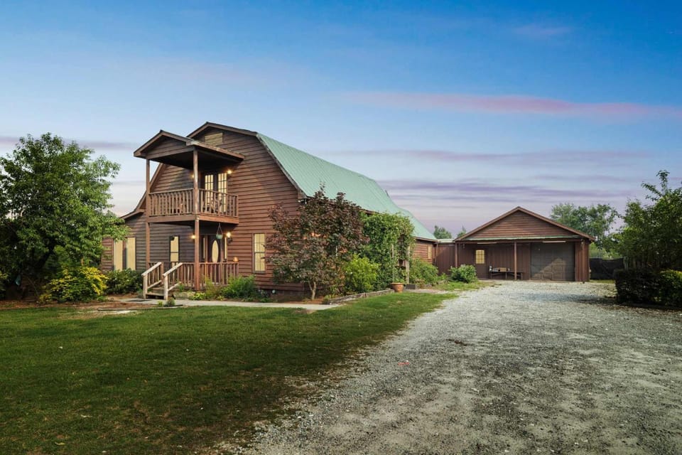 5-Acre Retreat Private Pool Outdoor Bar Fishing Pond & Game Room House in Augusta