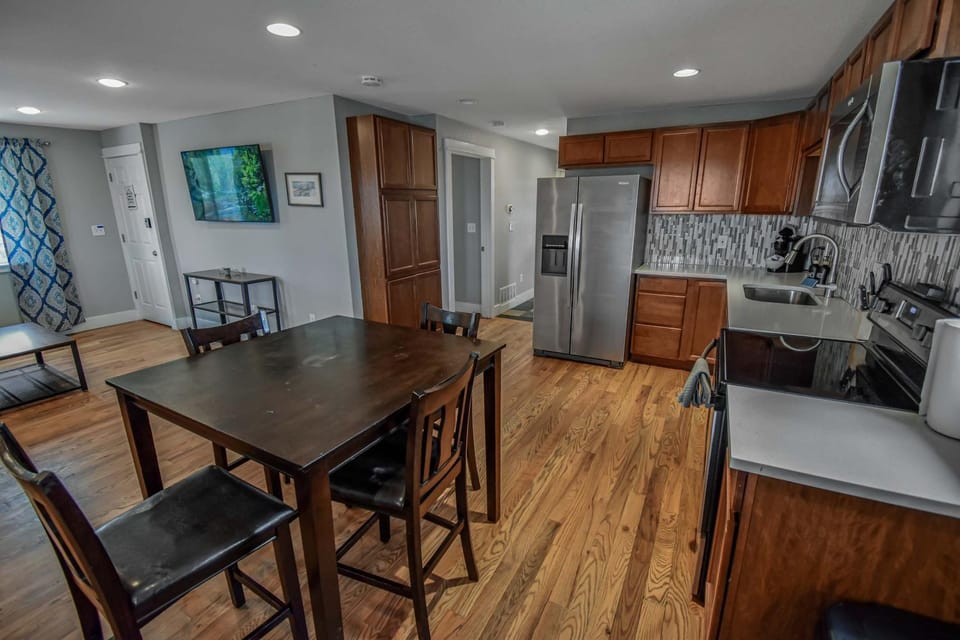 Kitchen or kitchenette, Seating area, Dining area, oven, stove