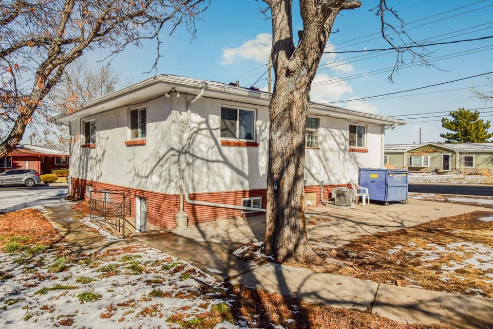 Vibrant & Cozy Two Bedroom Lower Unit King Beds House in Denver