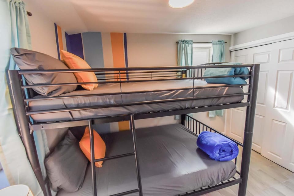 Vibrant & Cozy Two Bedroom Lower Unit King Beds House in Denver