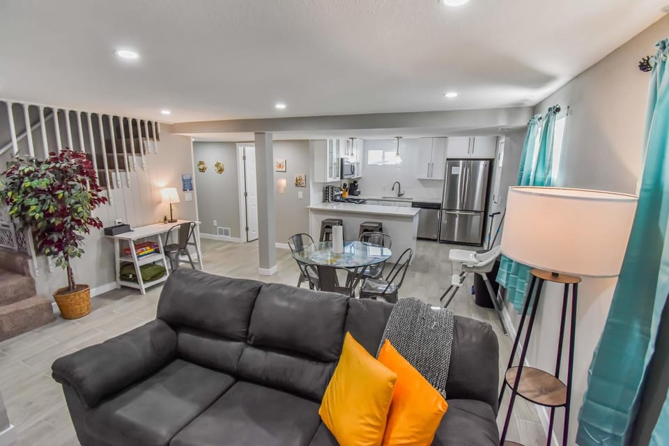 Vibrant & Cozy Two Bedroom Lower Unit King Beds House in Denver