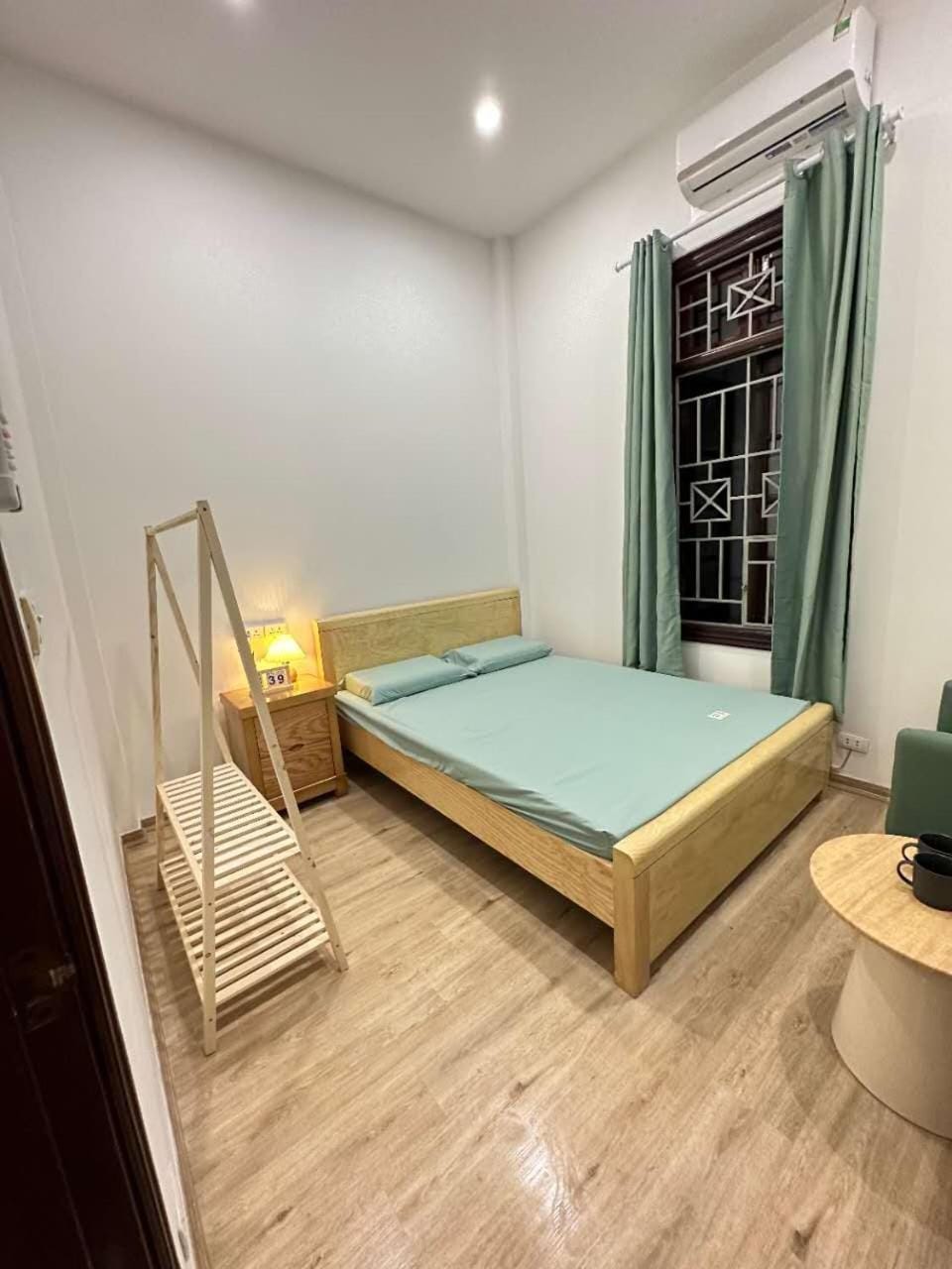 Bed, Photo of the whole room, Seating area, Bedroom