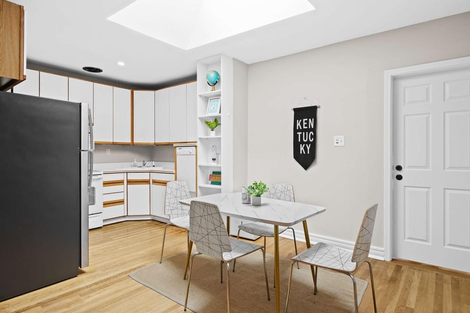 Cozy 1BR Near Downtown King Bed Full Kitchen Apartment in Jefferson County