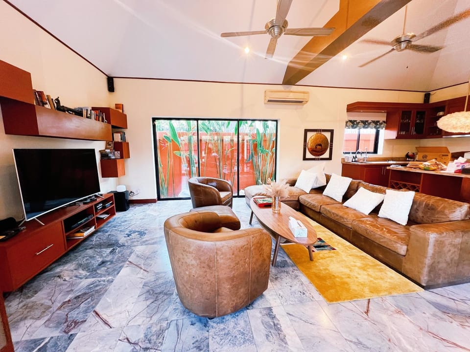 Communal lounge/ TV room, TV and multimedia, Living room, Seating area, Evening entertainment