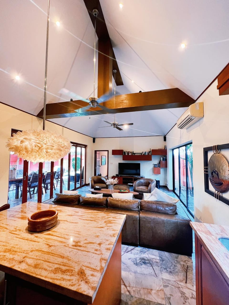 Communal lounge/ TV room, TV and multimedia, Kitchen or kitchenette, Living room, Seating area, Dining area