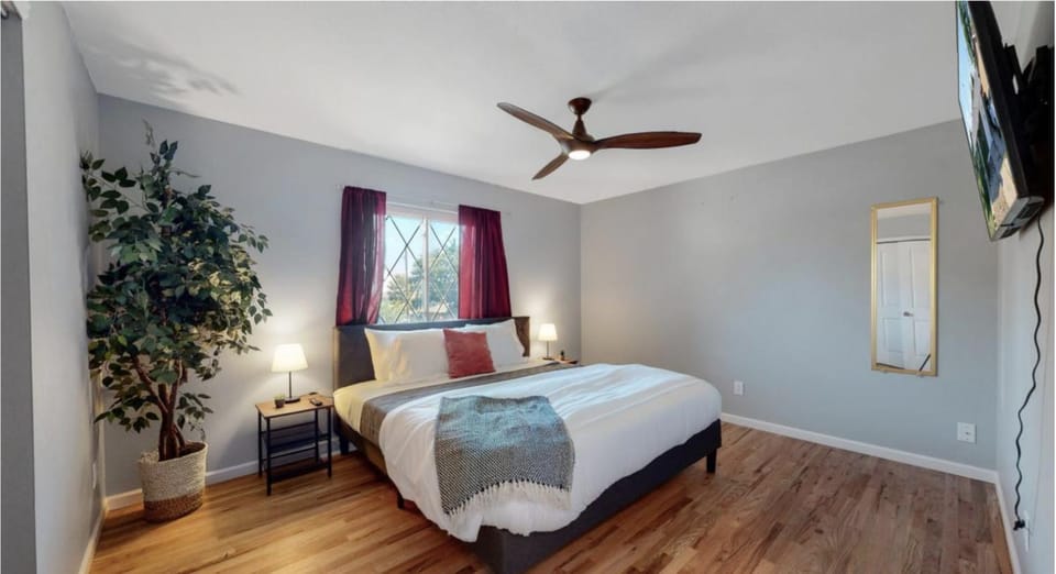 Bed, TV and multimedia, Photo of the whole room, Bedroom