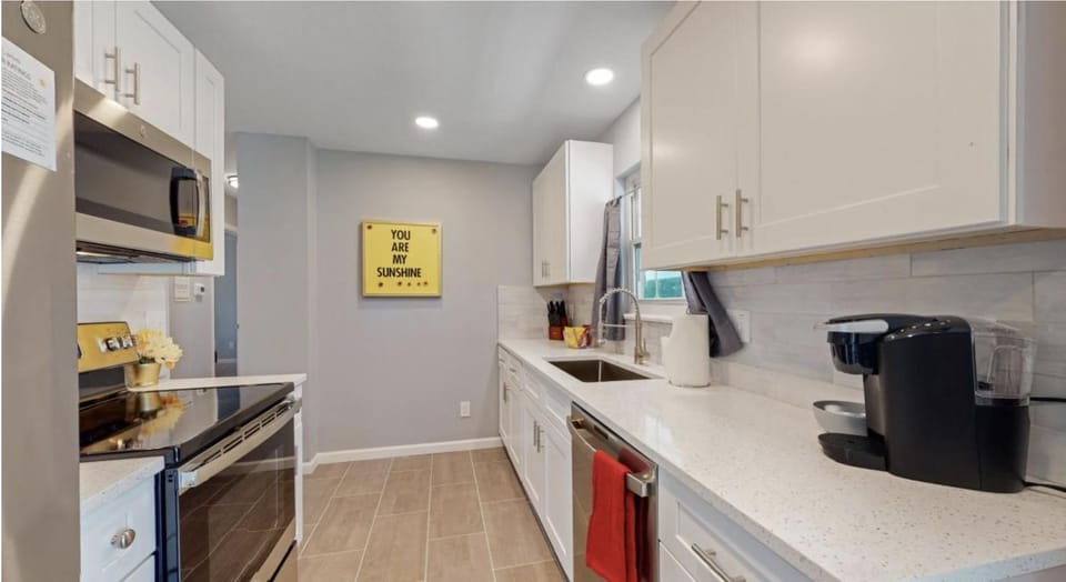 Coffee/tea facilities, Kitchen or kitchenette, dishwasher, oven