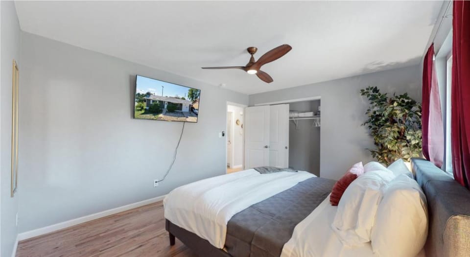 Bed, TV and multimedia, Photo of the whole room, Bedroom, air conditioner