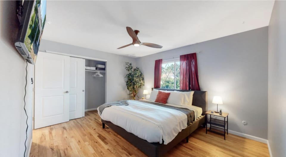 Bed, TV and multimedia, Photo of the whole room, Bedroom, wardrobe