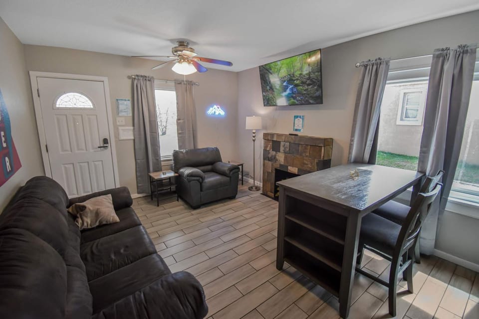 Communal lounge/ TV room, TV and multimedia, Living room, Seating area, Dining area, Evening entertainment, fireplace