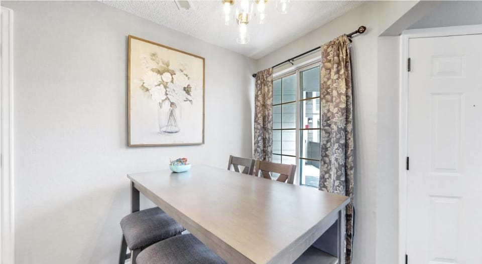 Seating area, Dining area