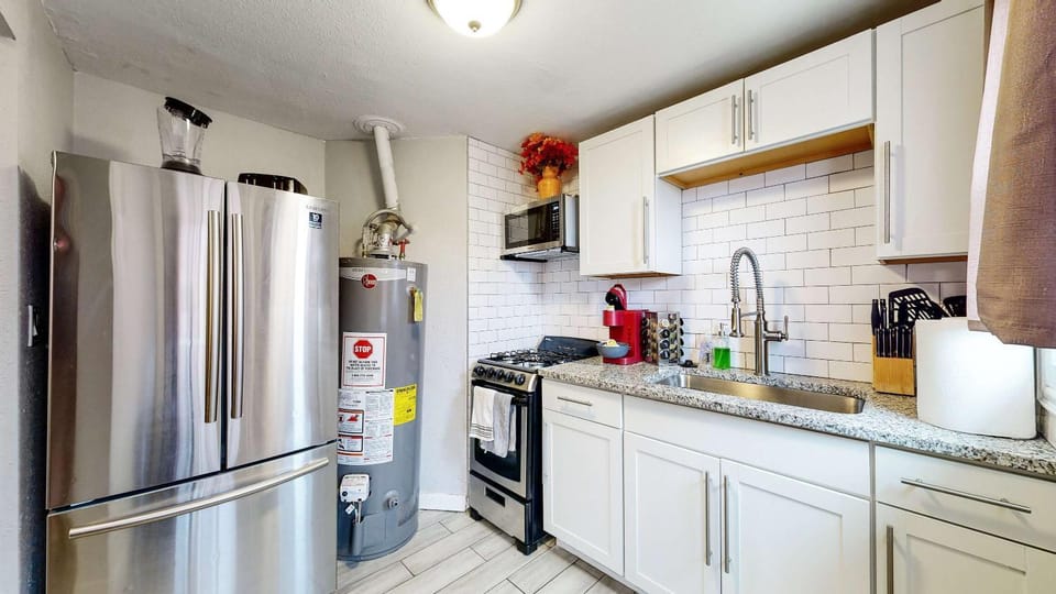 Coffee/tea facilities, Kitchen or kitchenette, microwave, oven, stove