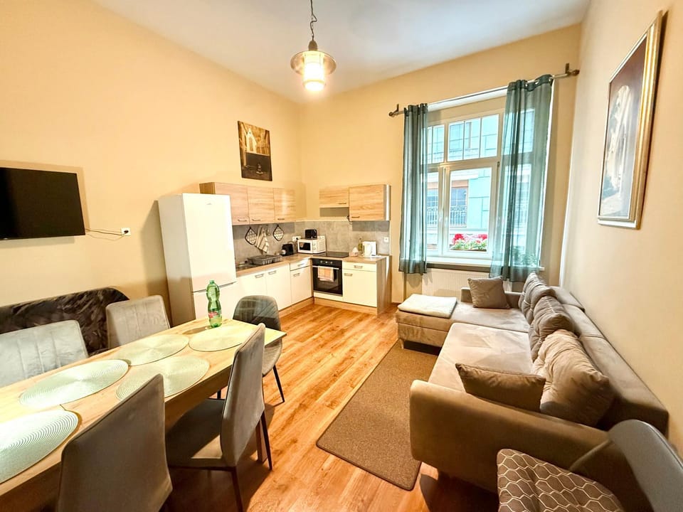 Communal lounge/ TV room, TV and multimedia, Kitchen or kitchenette, Living room, Dining area, stove