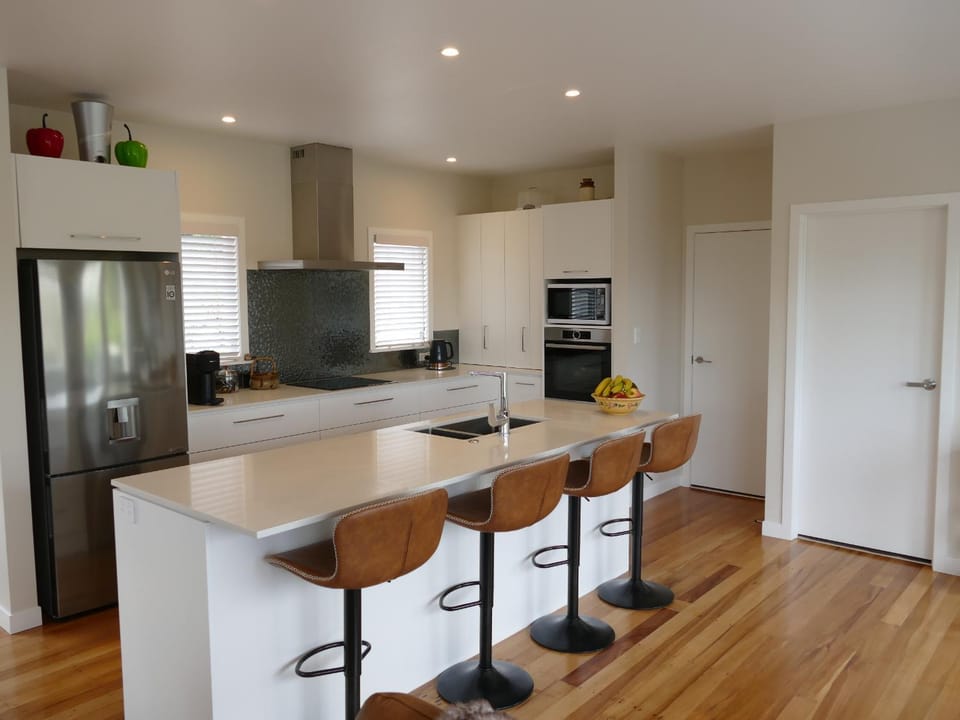 Kitchen or kitchenette, dishwasher, oven