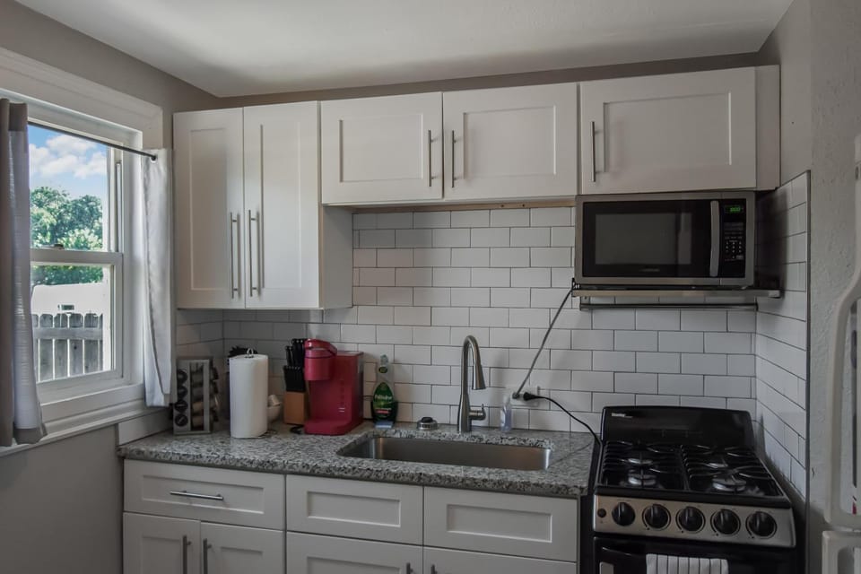 Coffee/tea facilities, Kitchen or kitchenette, microwave, oven, stove