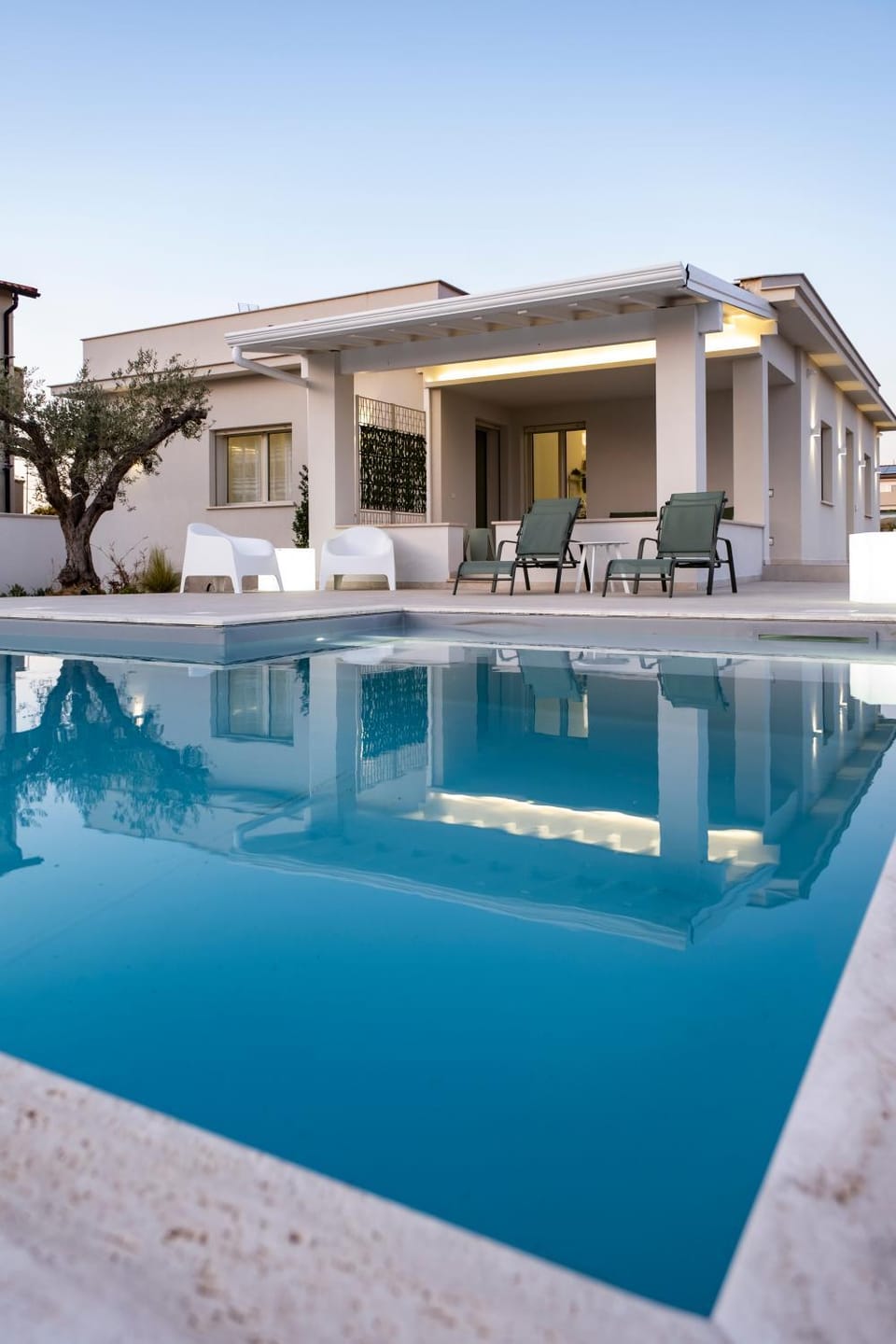 Property building, Patio, Day, Pool view, Swimming pool, Swimming pool, sunbed