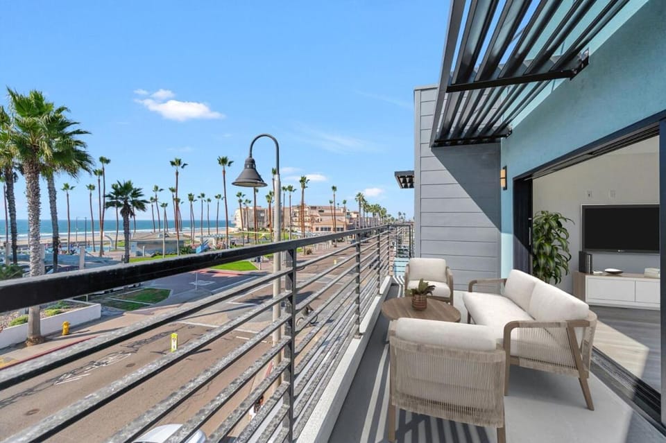 Steps to the Beach Apartment in Imperial Beach