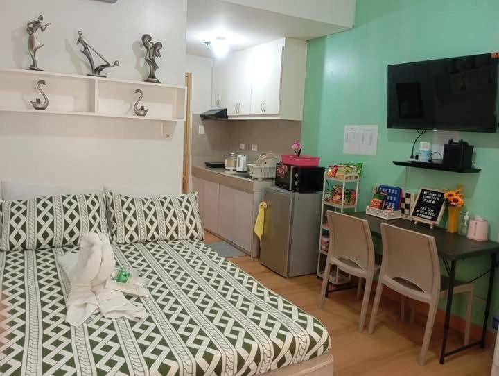 TV and multimedia, Kitchen or kitchenette, Photo of the whole room, Dining area, Bedroom, oven