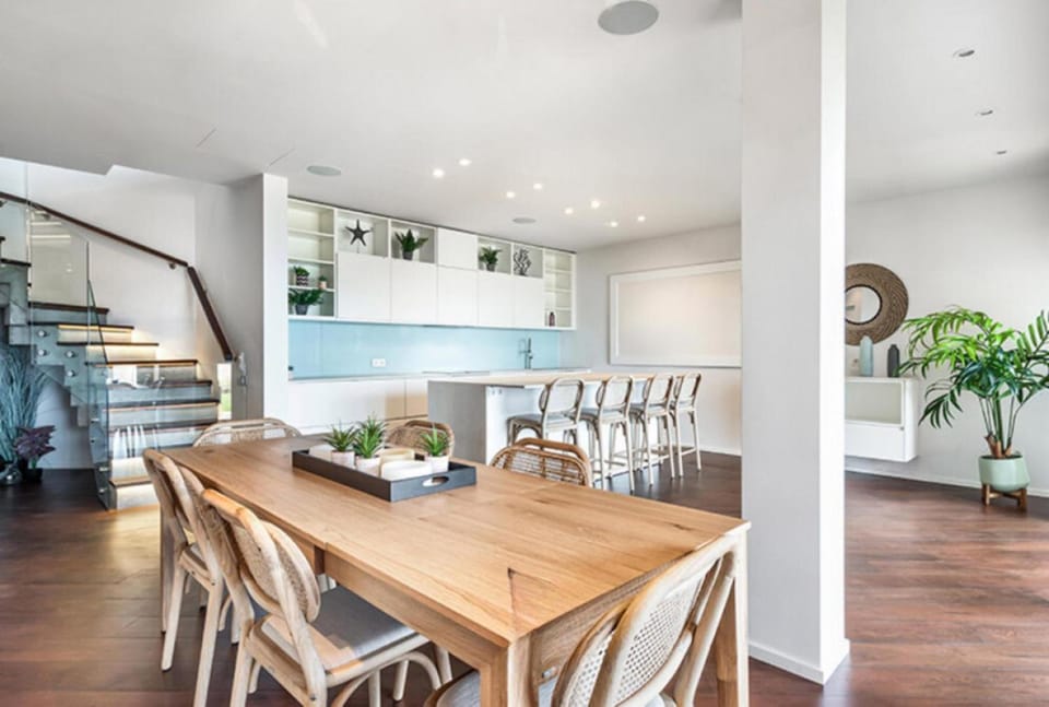 Kitchen or kitchenette, Living room, Seating area, Dining area