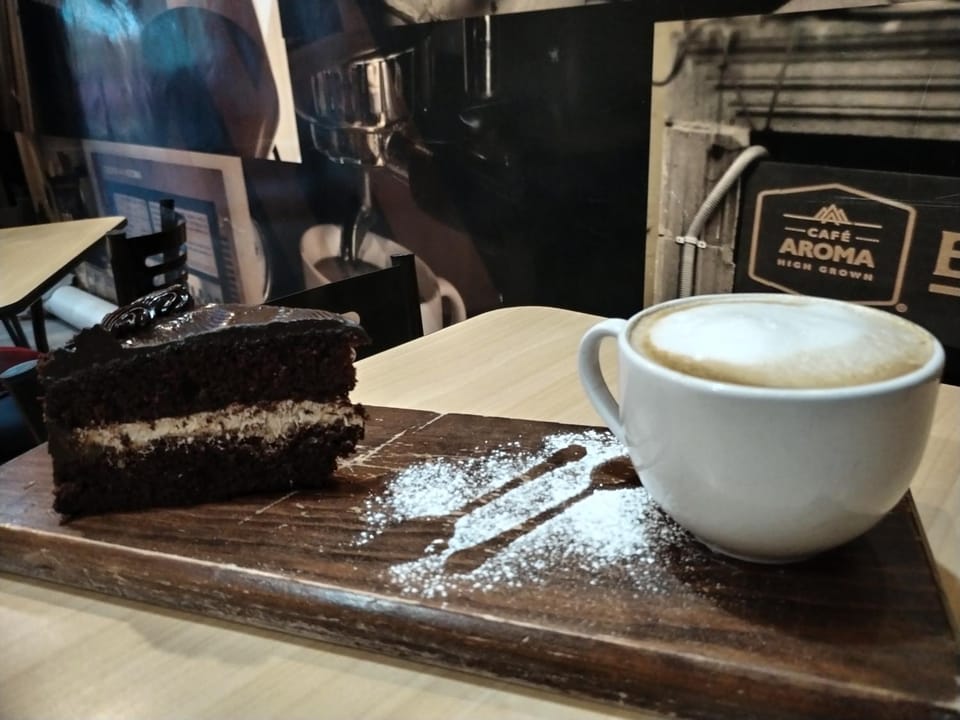 Restaurant/places to eat, Coffee/tea facilities, Food and drinks