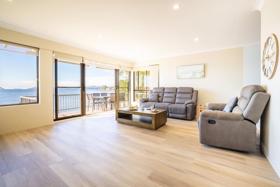 The Pelicans 6, 53 Soldiers Point Rd - stunning waterfront unit Apartment in New South Wales