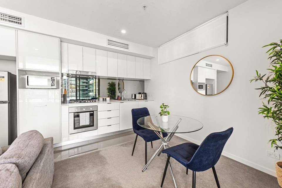 Stylish South Bank Apt with King Bed, Pool and Balcony Apartment in Brisbane City