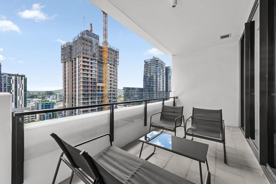 Stylish South Bank Apt with King Bed, Pool and Balcony Apartment in Brisbane City