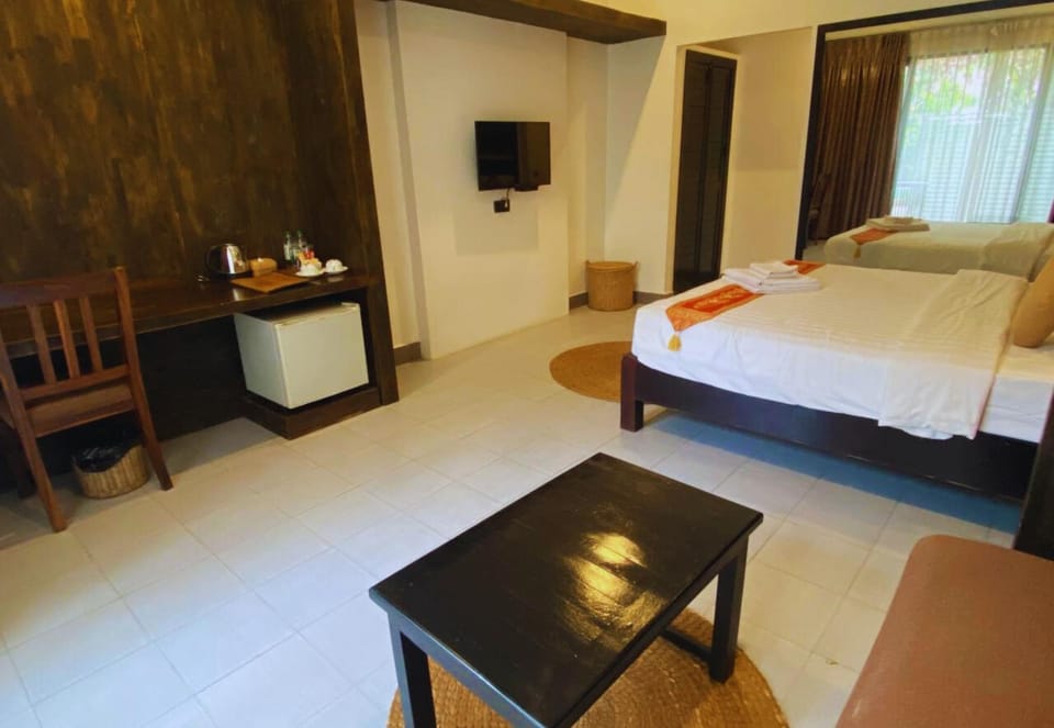 Bed, Dining area, Bedroom