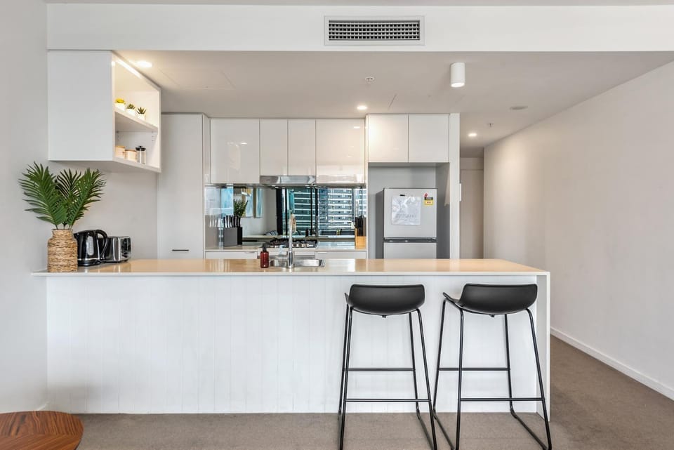Stunning City Views, King Beds, Gym, Pool, Parking Apartment in Brisbane City