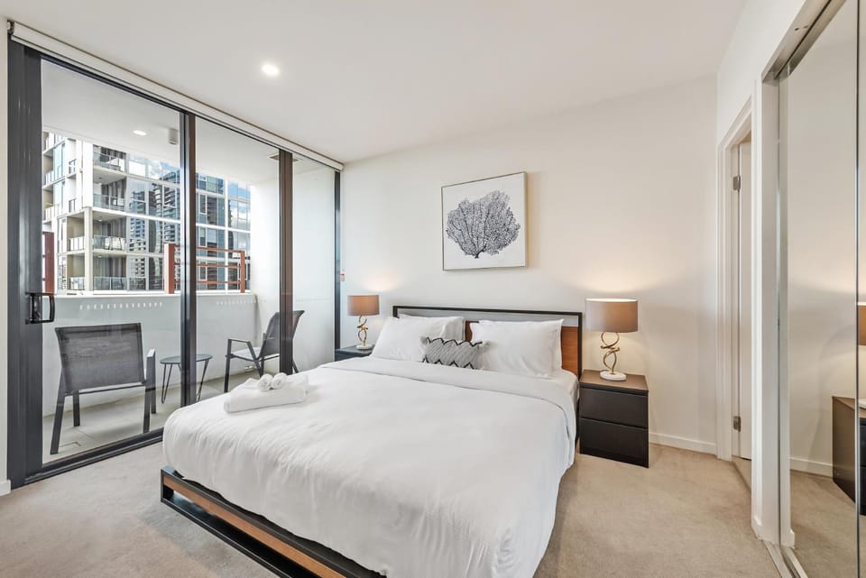Stunning City Views, King Beds, Gym, Pool, Parking Apartment in Brisbane City