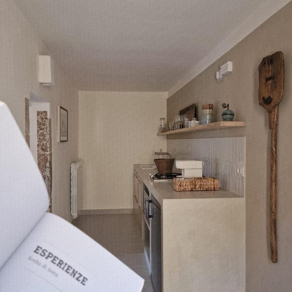 Coffee/tea facilities, Kitchen or kitchenette, minibar, stove